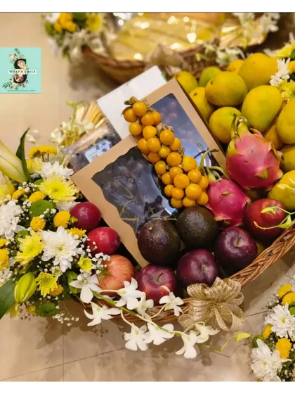 This fresh floral Roka hamper is bursting with tropical hues of white, yellow, and green. It’s filled with exotic fruits like dragon fruit and mangoes, along with premium dates.