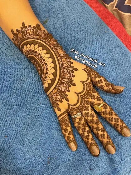 This stylish back-hand design is perfect for Raksha Bandhan or Teej, combining a large cuff with delicate finger patterns.
