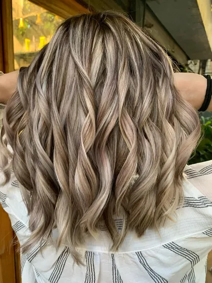 The back view of this stunning platinum blonde. The color is so bright and eye-catching. (No filter)