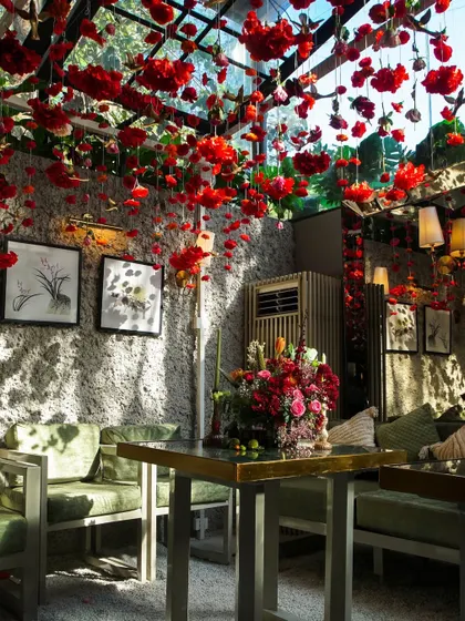 The play of sunlight through the hanging floral installation at this daytime Mehendi created a beautiful, dappled light effect in the room.