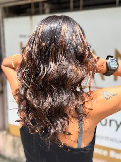 Sun-kissed Caramel Highlights on a rich brown global base. This combination adds warmth and dimension for a beautiful, natural-looking effect.