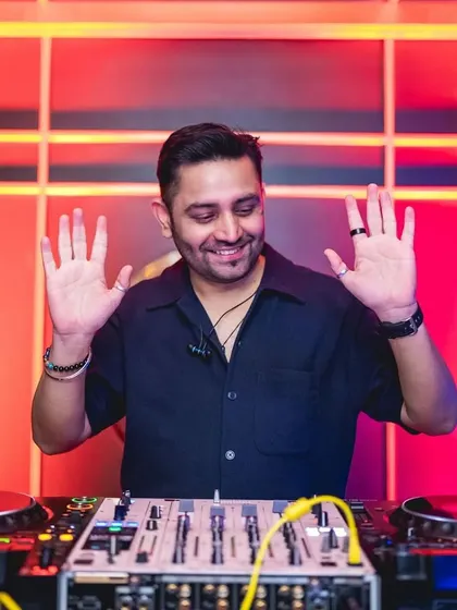 Hands up if you're ready to party. A fun moment captured at Gawky Goose.