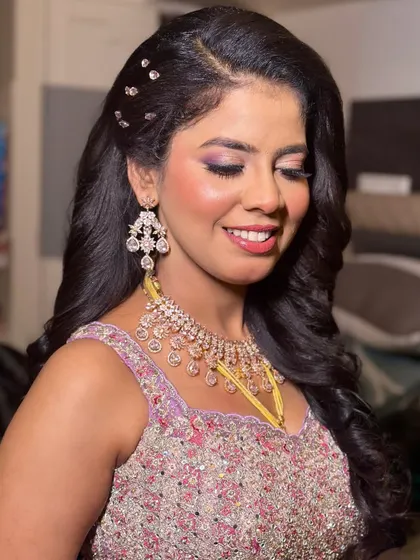 A close-up of this stunning reception look. I focused on creating a soft smokey eye with a hint of shimmer, paired with a warm nude lipstick and perfectly sculpted brows. The hairstyle with delicate accessories completes this modern bridal style.