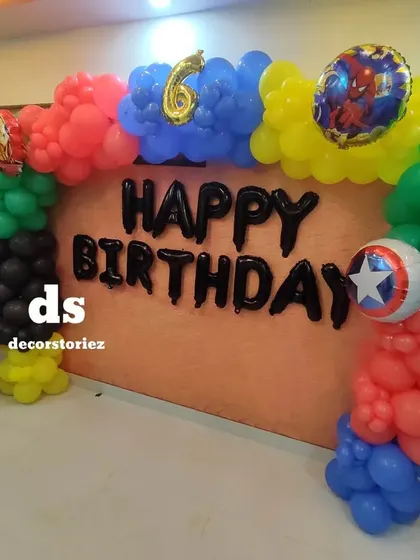 Assemble for a super birthday with this Avengers theme decor. The balloon arch incorporates the signature colors of heroes like Captain America, Iron Man, and Hulk, complete with character and shield foils.
