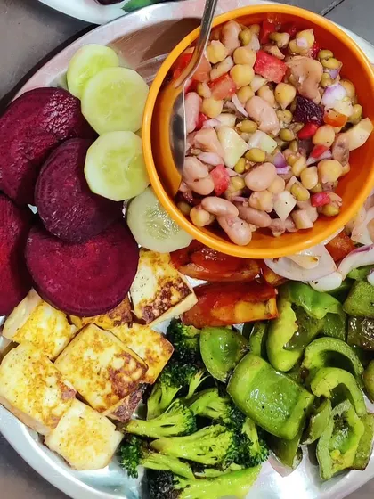 Forget boring diet food. This is a real fat loss meal from my plan: grilled paneer, fresh broccoli, capsicum, and a mixed bean salad. It's tasty, filling, and packed with protein.