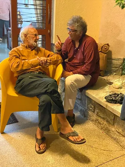 Gulammohammed Sheikh in conversation with artist S.G. Vasudev at the dinner.