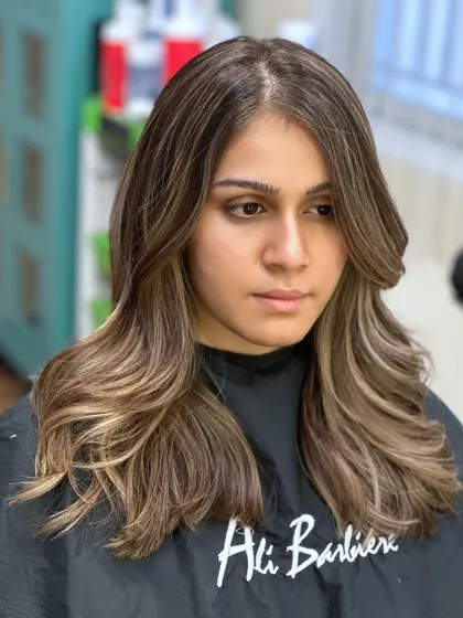 A final portrait of the client with her beautiful new hair.