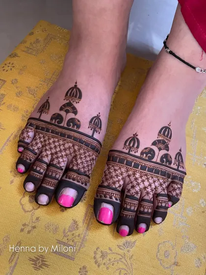 A cute and simple design for the feet, featuring a procession of elephants under umbrellas.