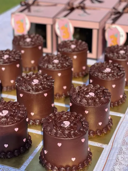 Take the party home with our personalized mini cakes as return favours. This order of Chocolate & Caramel mini cakes was decorated with delicate pink hearts for a sweet, coordinated look.