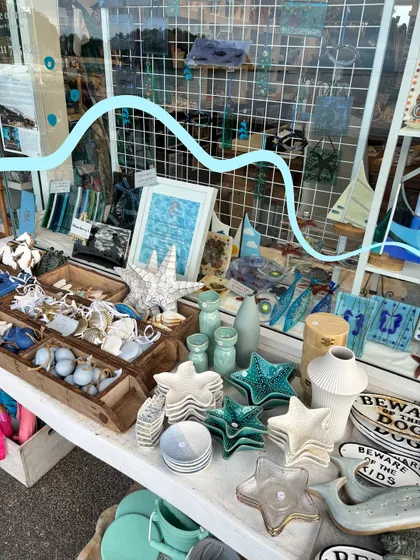 Highlighting the beautiful starfish and shells in this shop with a simple blue wave doodle.