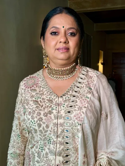 This mother of the bride looks serene and beautiful. The makeup is soft and natural, letting her own elegance shine through.
