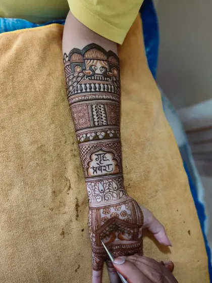 This design features the sacred "Griha Pravesh" ceremony, symbolizing the bride's entry into her new home. It’s a beautiful way to embed wedding rituals into your mehandi art.