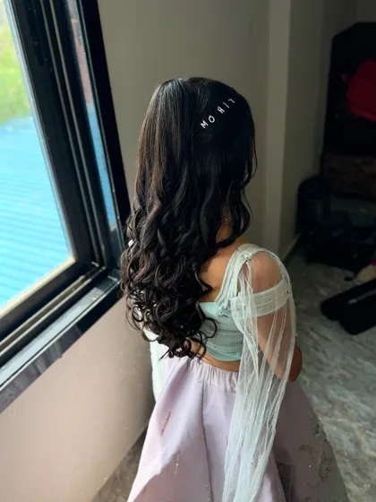 Another angle of the personalized ponytail, a unique and sweet touch for a pre-wedding celebration.