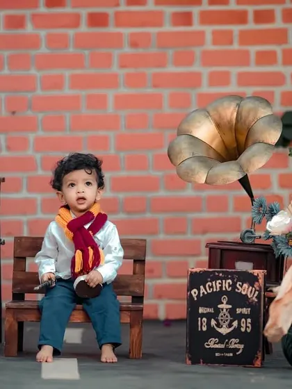 A full view of our Harry Potter themed setup, complete with vintage suitcases, a globe, and a gramophone.