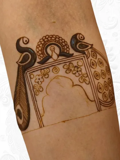The outline of the peacock and jharokha armlet, showing the basic structure.