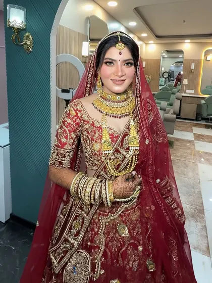 A happy and confident bride. Her smile shows how comfortable and beautiful she feels in her final look, which is always my ultimate goal.