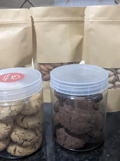 The hamper included my husband's famous whole wheat flour cookies and some dry fruits.
