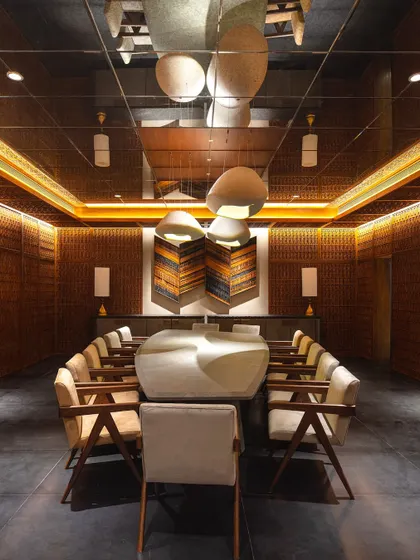 The basement dining room, featured in Living Etc, is a testament to transforming a challenging space. The windowless room becomes a warm, inviting jewel box through the use of intricate woodwork, reflective surfaces, and layered lighting.