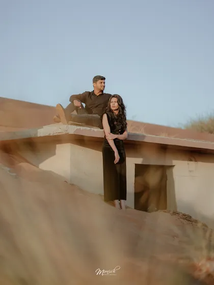 A beautifully composed portrait on a sand-covered rooftop, using the natural environment to create a unique and artistic image.