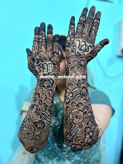 This is an example of my signature full-arm floral mehendi. I love creating dense, intricate patterns with elements like roses, paisleys, and detailed fillers to give you a rich and traditional look for any celebration.