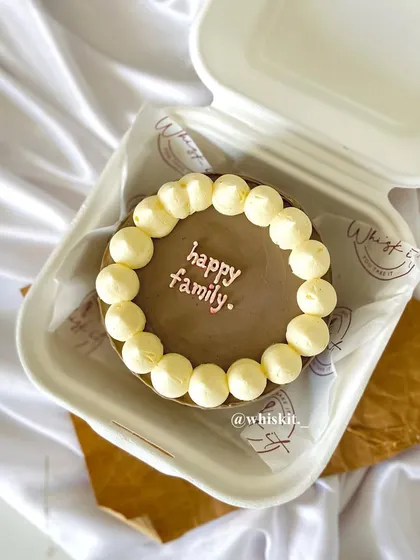 A simple and sweet "happy family" bento cake. The minimalist design and heartfelt message make it a lovely treat for a family celebration.