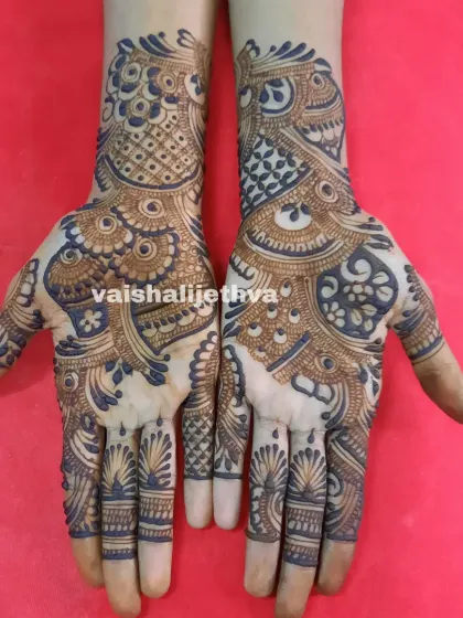 A full and intricate Arabic design. The pattern is dense with details, perfect for someone who loves a heavy but flowing design.