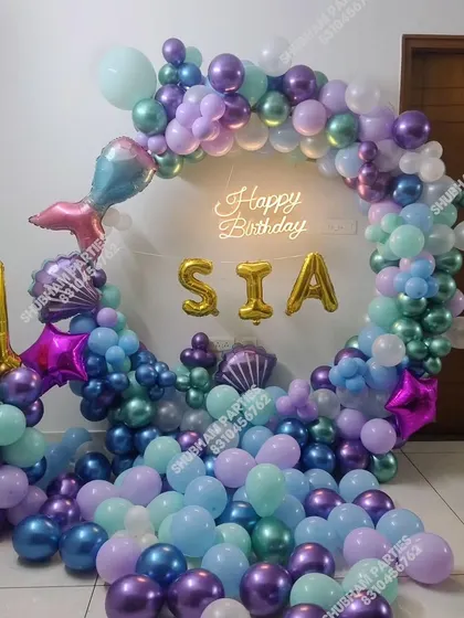 A closer look at the mermaid theme, with a number "1" foil balloon and name display.