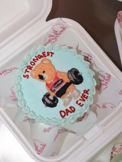 For the "Strongest Dad Ever," this teddy bear bento cake features a cute bear lifting weights. It's a fun and personal way to celebrate your hero.