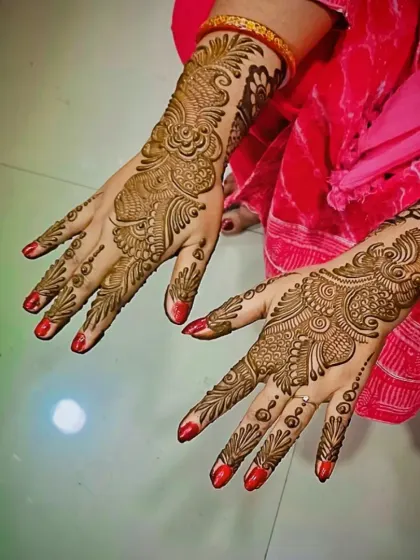 For those who prefer a more open design, this Arabic-style mehandi trail runs elegantly along the back of the hand, featuring paisley and floral elements.