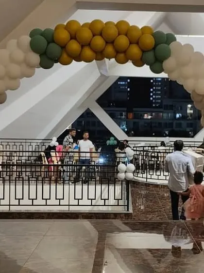 This theme-based entrance arch was set up on a balcony, creating a beautiful frame against the city view. The colors of the balloons were chosen to match the party's theme.