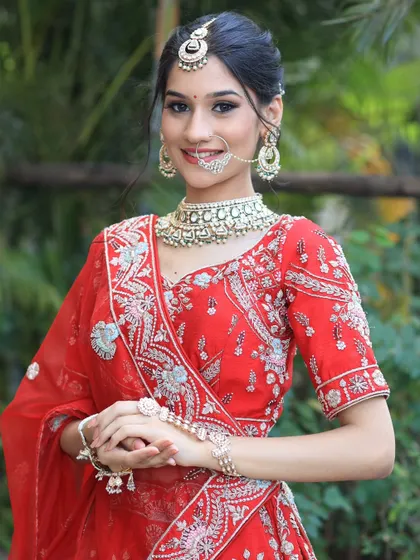 A complete bridal look featuring a heavy, gold-plated Kundan necklace, haath phool, and maang tikka, all available for rent.