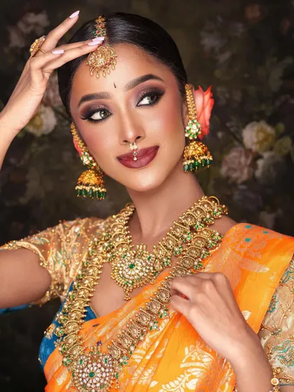 A closer look at the artistry of my temple jewelry collection. This set features traditional motifs and is studded with green and ruby-colored Kemp stones, paired with large jhumkas and a maang tikka, perfect for achieving an authentic and vibrant bridal look.