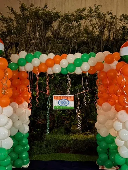 Another view of the tricolor balloon arch, a popular choice for community events on national holidays.