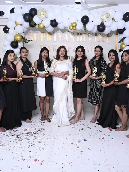 The full group of graduates from SD Batch 13, holding their awards.