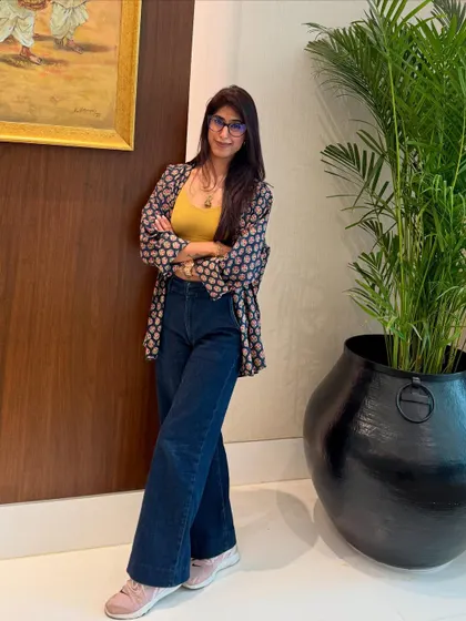 The half-tuck is one of my favorite hidden styling tricks. Instead of a full tuck, a casual half-tuck defines your waist without looking too formal. Here, I've paired it with wide-leg jeans and a printed jacket for a smart-casual look.