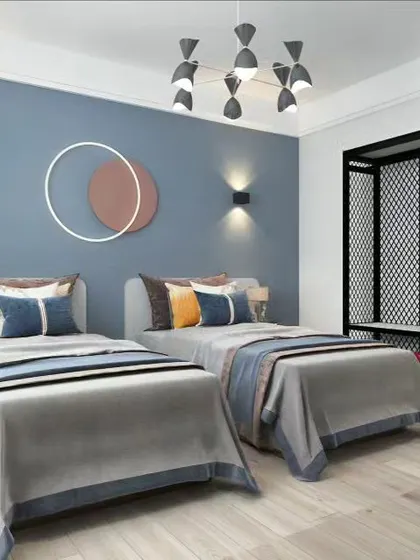 A clean and modern approach to a twin bedroom. The symmetrical layout, matching beds, and open-frame wardrobe create a sense of balance and order, perfect for siblings.