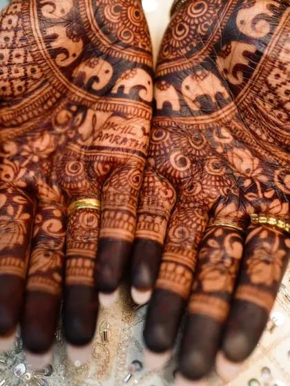 This is the rich, dark stain result that my clients love. Notice the fine details and the hidden name, all perfectly clear thanks to the quality of the henna.