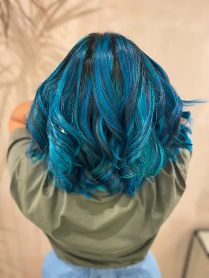 The back view of the mermaid blue hair. The color is so rich and dimensional. (No filter)