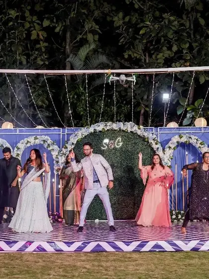 The finale pose of the friends' group dance. A strong ending is just as important as a strong start.