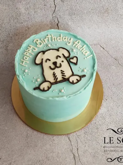 This cute dog design was a hit and got so many repeat orders. It's a half-kg Hazelnut Cookie Crunch cake with a simple, hand-piped dog peeking over the edge, made entirely with my delicious buttercream.