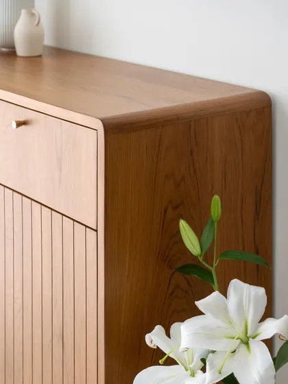 The smooth, curved side of the 'Marshall' crockery unit, demonstrating our commitment to fluid lines and high-quality finishing.