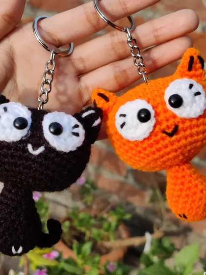The front of the black and orange cat keychains.
