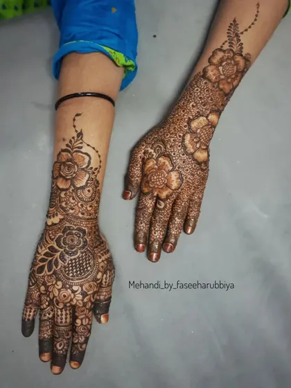 An intricate floral henna design combining different techniques like shading and fine-line work.