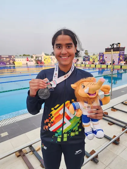 Vihitha Nayana with her silver from the 100m Backstroke.