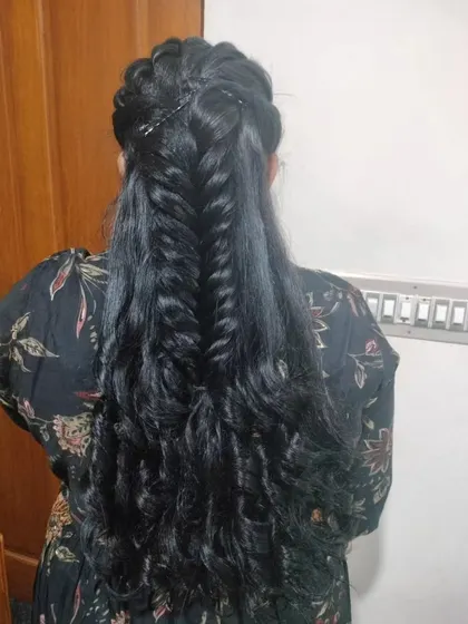 A beautiful fishtail braid combined with loose curls at the bottom. This half-braid, half-open hairstyle is a great modern option for long hair.