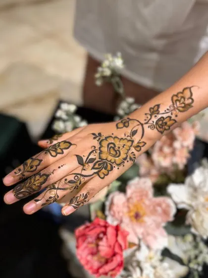 A simple yet beautiful floral vine on the back of the hand, perfect for a subtle festive touch.
