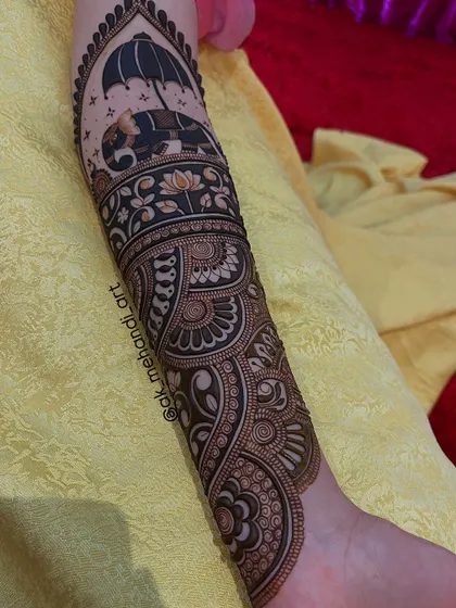 A side view of the arm, showing how the design wraps around.