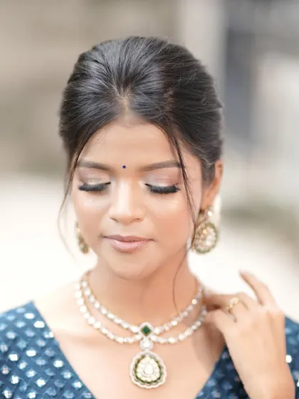 A close-up of the soft eye makeup. The look is subtle but makes a statement, proving that less can be more.