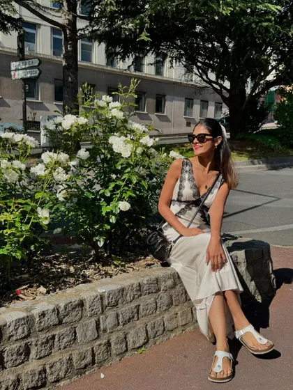 A sunny moment in Paris. The combination of the elegant dress and comfortable flat sandals is ideal for a day that involves a lot of walking without sacrificing style.