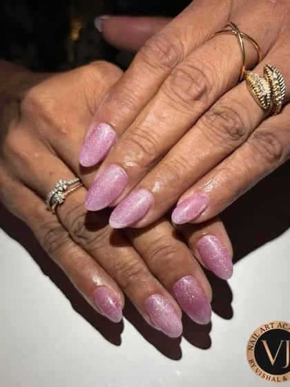 For a touch of subtle glamour, we recommend these dreamy pink shimmer nails. The fine glitter provides a sophisticated sparkle that is both elegant and timeless, perfect for any occasion.